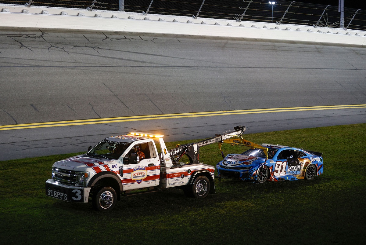 castroneves'-daytona-500-car-rebuilt-as-he-endures-arca-chaos