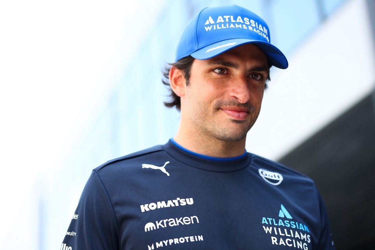 carlos-sainz-"not-surprised”-to-see-lewis-hamilton-struggle-at-ferrari