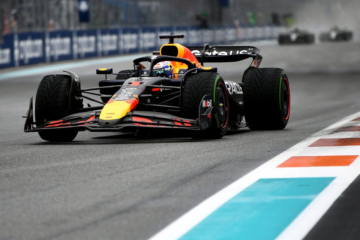 red-bull-explains-what-went-wrong-in-max-verstappen’s-miami-pitstop