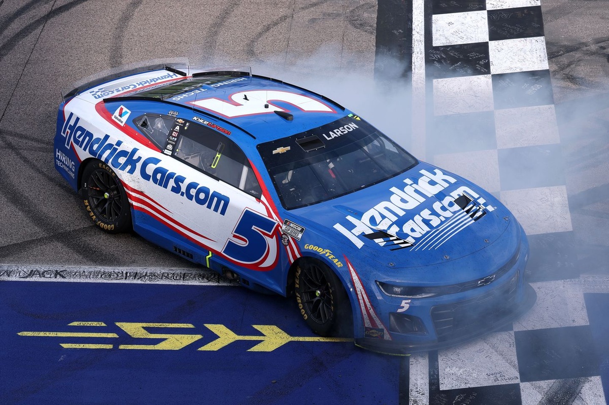 unstoppable-in-kansas,-kyle-larson-cruises-to-a-dominant-nascar-cup-win