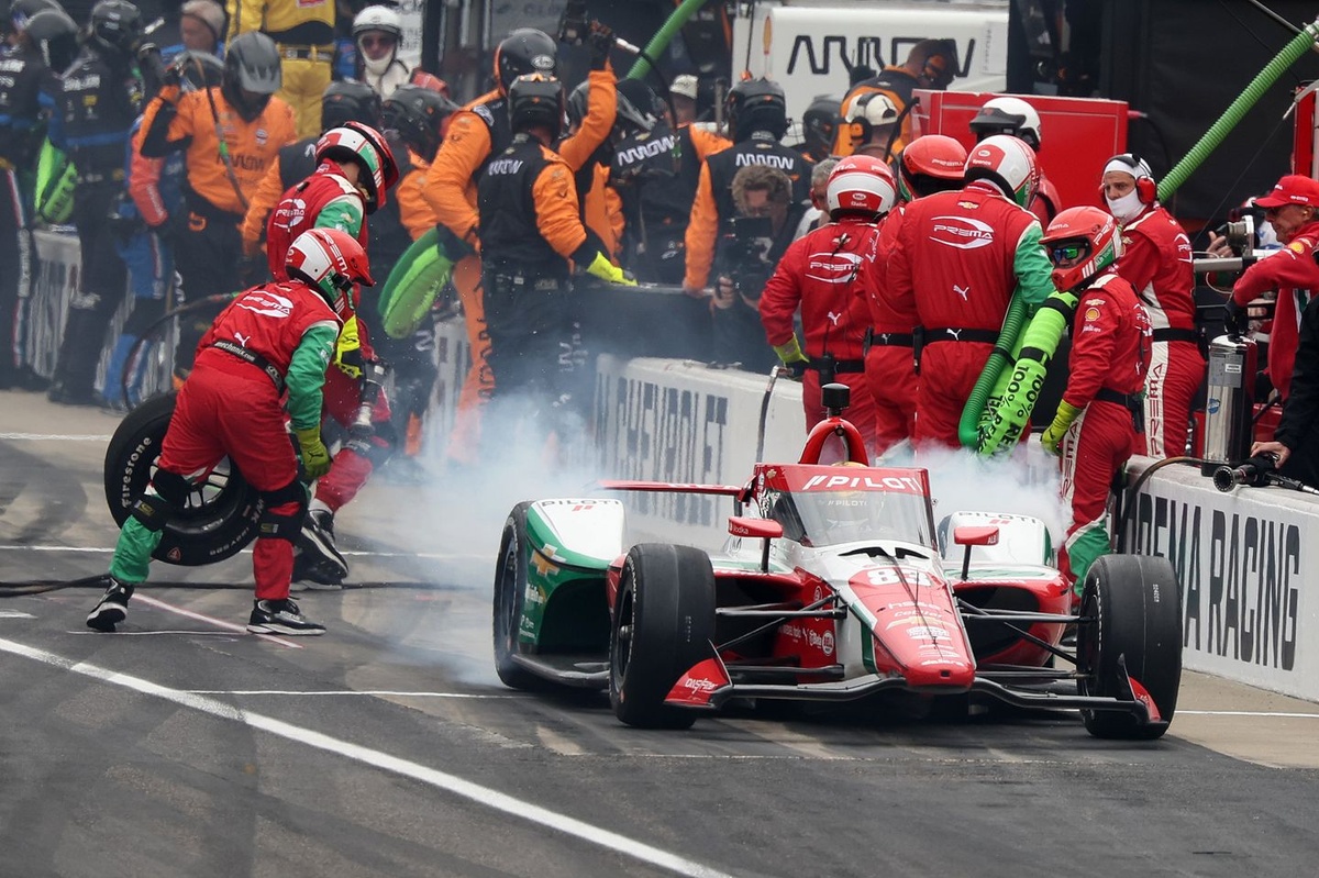 pit-road-crash-ends-polesitter-robert-shwartzman’s-indy-500-debut