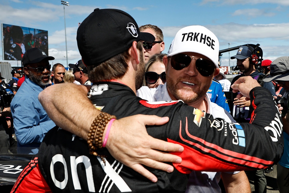 trackhouse-owner-praises-daniel-suarez,-but-says-"it-was-time-to-move-on"