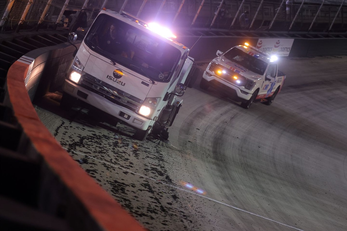 hendrick-crew-chief-says-we-won't-get-1995-bristol-back-by-'shredding'-tires