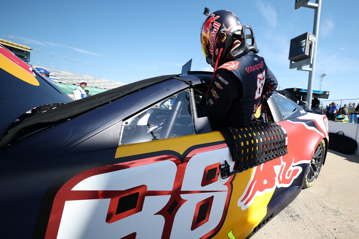 svg-and-mcdowell-penalized,-crew-chiefs-ejected-by-nascar