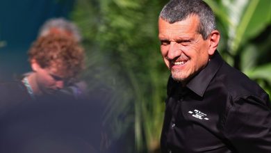 guenther-steiner:-'some-at-ferrari-regret-replacing-carlos-sainz-with-lewis-hamilton'
