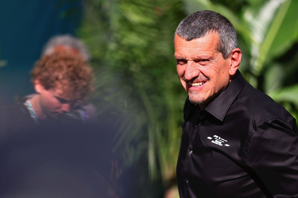 guenther-steiner:-'some-at-ferrari-regret-replacing-carlos-sainz-with-lewis-hamilton'