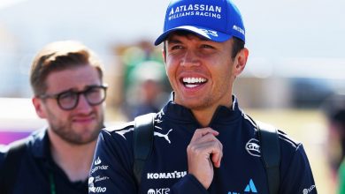 alex-albon-unveils-custom-singapore-gp-helmet-for-unicef-thailand-charity-auction