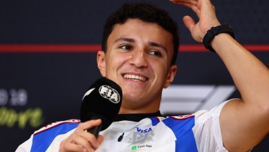 why-isack-hadjar's-"uno"-games-with-lewis-hamilton-won't-buy-him-any-favours